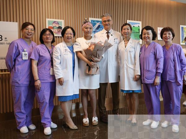 出院当日，Lyn与上海嘉会国际医院医护们合照